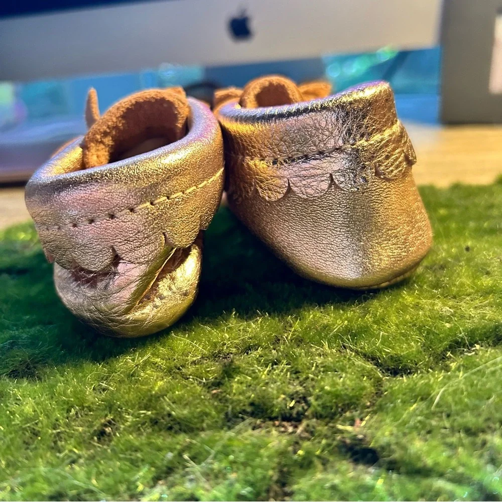 Like New Rose Gold Freshly Picked mocassins toddle with bows size 2